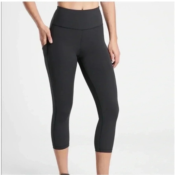 Athleta Ultimate Stash Pocket Capri Leggings Black EUC - Picture 1 of 12